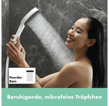 Frau benutzt Handbrause mit Powder Rain Strahlart im Badezimmer