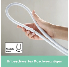 Flexible Brauseschlauch in der Hand