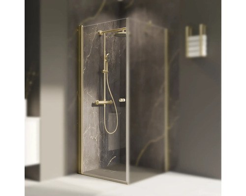 Duschkabine mit Duscharmatur und Duschkopf in einem Badezimmer