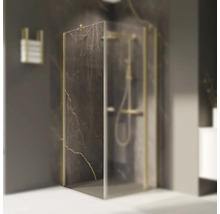 Begehbare Duschkabine mit Marmorwand und goldenem Rahmen in einem Badezimmer