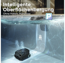 Poolroboter im Einsatz zur Reinigung von Oberflächen und des Beckenbodens