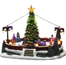 Dekorative Weihnachtsszene mit Baum, Figuren und Beleuchtung