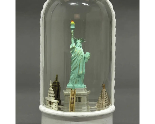 Dekoration mit Freiheitsstatue und Gebäuden in einem Glasbehälter