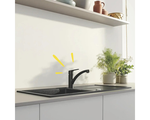 Spüle mit Armatur in einer hellen Küche.