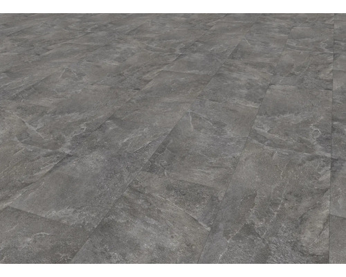 Verlegter Bodenbelag mit Steindekor