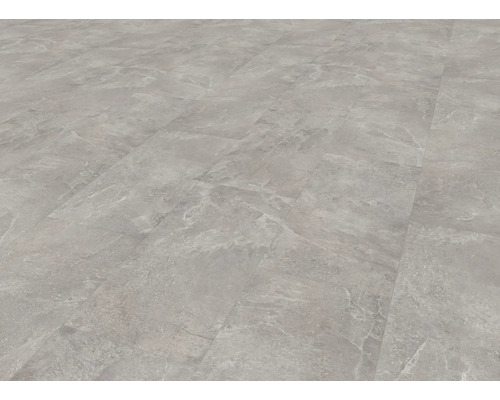 Verlegte Vinylbodenfliesen mit Steinoptik