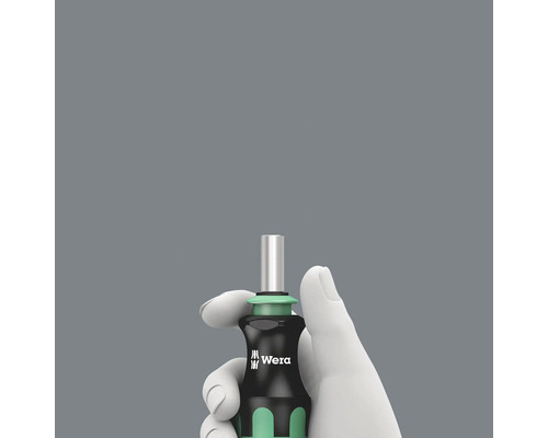 Wera Logo Schraubendreher mit kurzem Schaft in der Hand