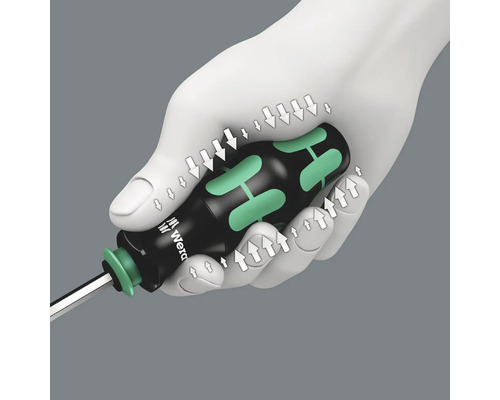 Hand hält Schraubendreher zur Demonstration des ergonomischen Griffs