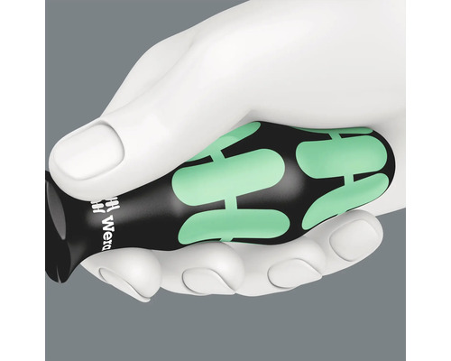 Eine Hand hält einen Schraubendreher der Marke Wera mit einem ergonomischen Griff.