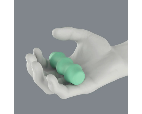 Grüner Massageroller in einer Hand