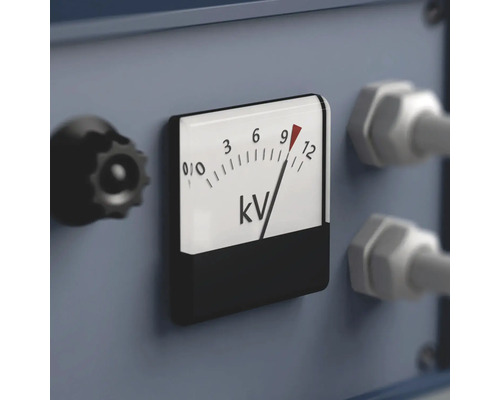 Nahaufnahme eines Voltmeters mit einer Nadel, die auf 9 Kilovolt zeigt