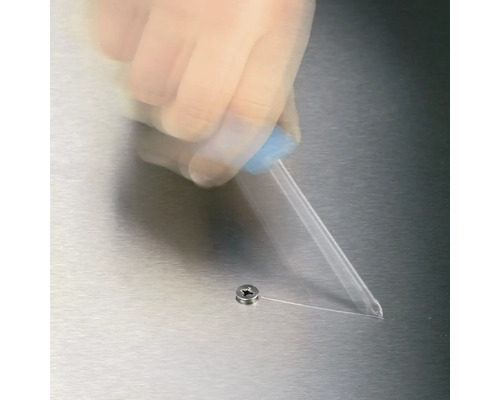 Auftragen von Klebstoff auf eine Schraube mit einer Dosiernadel