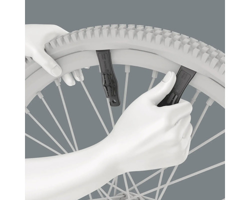 Fahrradreifenheber im Einsatz am Fahrradreifen