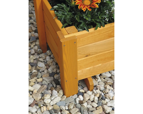 Blumenkasten aus Holz mit Pflanzen