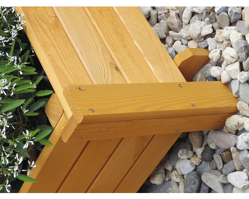 Detailansicht eines Gartenstuhls aus Holz