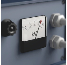 Nahaufnahme eines Messgeräts mit einer Anzeige in Kilovolt