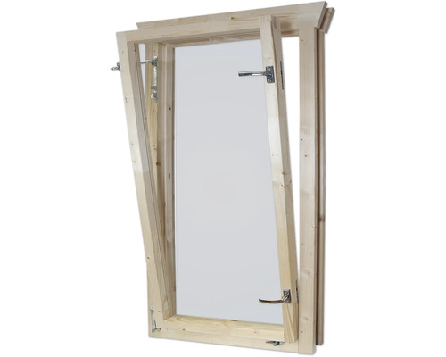 Geöffnetes Holzfenster mit Beschlägen und Griff