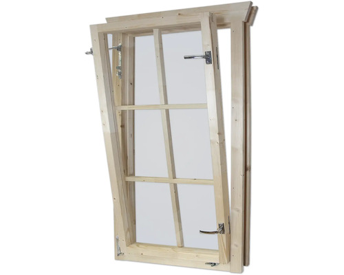 Holzfenster mit geöffnetem Flügel und Metallbeschlägen