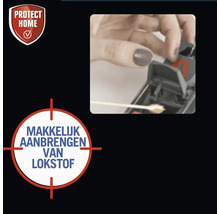 Das Bild zeigt eine Person, die einen Köder in eine Mausefalle legt. Auf der linken Seite befindet sich das Protect Home Logo.