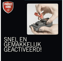 Eine Person stellt eine Schlagfalle auf.