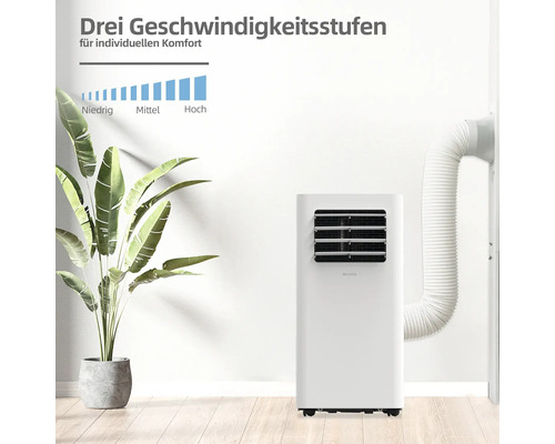 Mobiles Klimagerät mit drei Geschwindigkeitsstufen und Abluftschlauch in einem hellen Raum.
