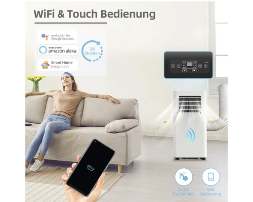Weißes, mobiles Klimagerät im Wohnzimmer mit einer Frau auf dem Sofa und einem Smartphone in der Hand zur Steuerung per Touch und WLAN