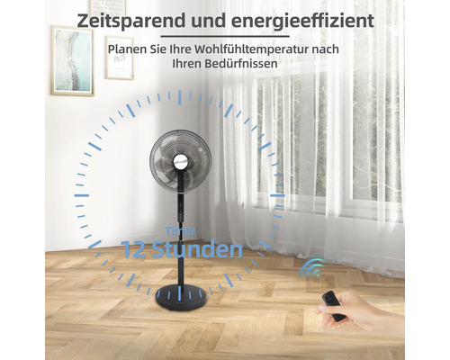 Ein Standventilator mit Fernbedienung im Wohnzimmer mit Parkettboden.
