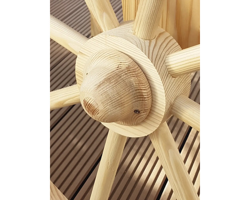 Detailaufnahme eines Holzbrunnens mit rundem, hölzernem Wasserrad