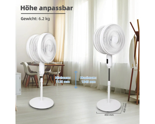 Zwei höhenverstellbare, weiße Standventilatoren in einem hellen Raum.