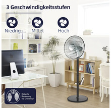 Raumszene mit einem Standventilator, der drei Geschwindigkeitsstufen bietet