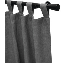 Grauer Gardinenstoff mit Schlaufenaufhängung an einer schwarzen Gardinenstange