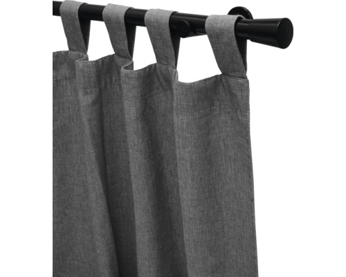 Grauer Gardinenstoff mit Schlaufenaufhängung an einer schwarzen Gardinenstange