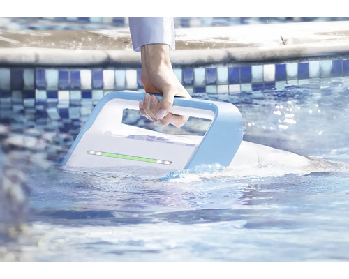 Eine Hand hält einen automatischen Poolreiniger im Wasser