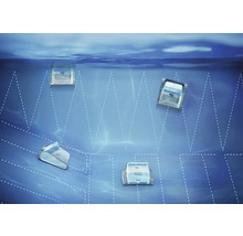 Schwimmbadreiniger unter Wasser mit Reinigungsmuster