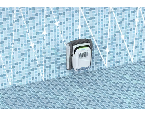 Schwimmbad mit Poolreinigungsroboter an der Wand