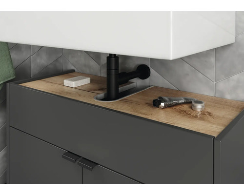 Waschbeckenunterschrank mit Armatur, Waschlotion und Seife