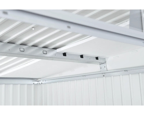 Detailansicht der Innenkonstruktion eines Gartenhauses mit Metallelementen.