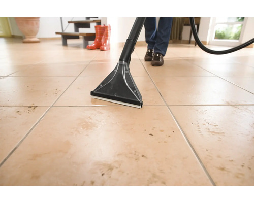 Bodenreinigung mit einem Waschsauger auf Fliesenboden