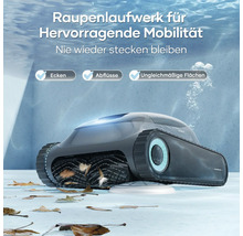 Poolreinigungsroboter mit Raupenantrieb im Wasser mit Blättern auf dem Beckenboden.