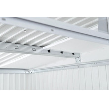 Detailaufnahme des Innenraums eines Metallgerätehauses mit Dach und Wandstruktur.