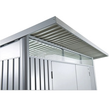 Detailansicht eines Gartenhauses mit Metalldach und Metallwänden