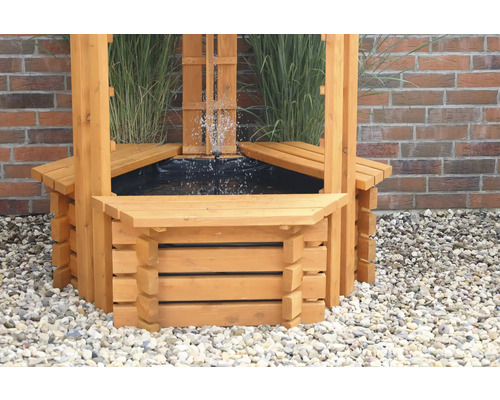 Dekorativer Gartenbrunnen aus Holz mit Wasserfall
