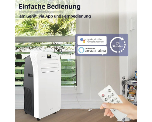 Mobiles Klimagerät mit Fernbedienung vor einem Fenster, bedienbar mit Google Assistant und Amazon Alexa.