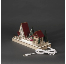 Weihnachtliche Holzdekoration mit LED-Beleuchtung, bestehend aus Häusern, Bäumen und Weihnachtsmann im Schlitten mit USB-Kabel