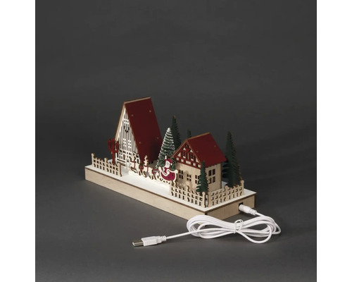 Weihnachtliche Holzdekoration mit LED-Beleuchtung, bestehend aus Häusern, Bäumen und Weihnachtsmann im Schlitten mit USB-Kabel