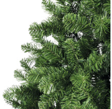 Detailaufnahme eines künstlichen Weihnachtsbaums mit grünen Nadeln