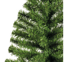 Nahaufnahme eines künstlichen Weihnachtsbaums mit grünen Nadeln.