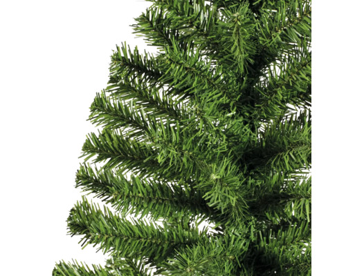 Nahaufnahme eines künstlichen Weihnachtsbaums mit grünen Nadeln.