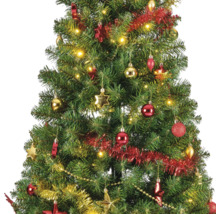 Geschmückter Weihnachtsbaum mit Lichtern, Girlanden und Christbaumkugeln