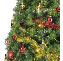 Detailansicht eines geschmückten Weihnachtsbaums mit Kugeln, Sternen, Lametta und einer Lichterkette